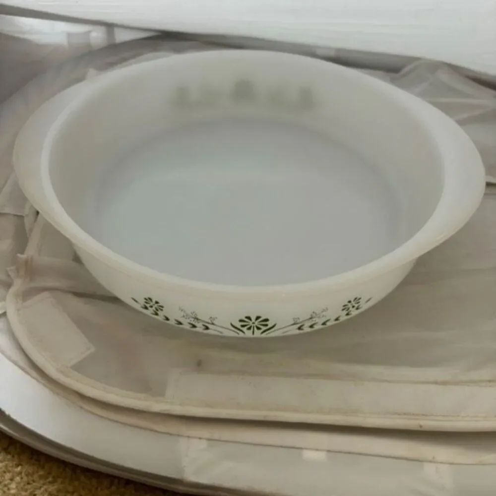 Glasbake Green Daisy J2423 9” Milk Glass Pie Plate 1970’s